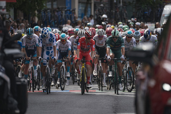 Jonas Vingegaard luce maillot rojo, en el paso de la Vuelta por Bilbo.
