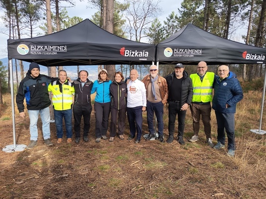 Organizadores y patrocinadores, en el terreno donde se plantarán los árboles.