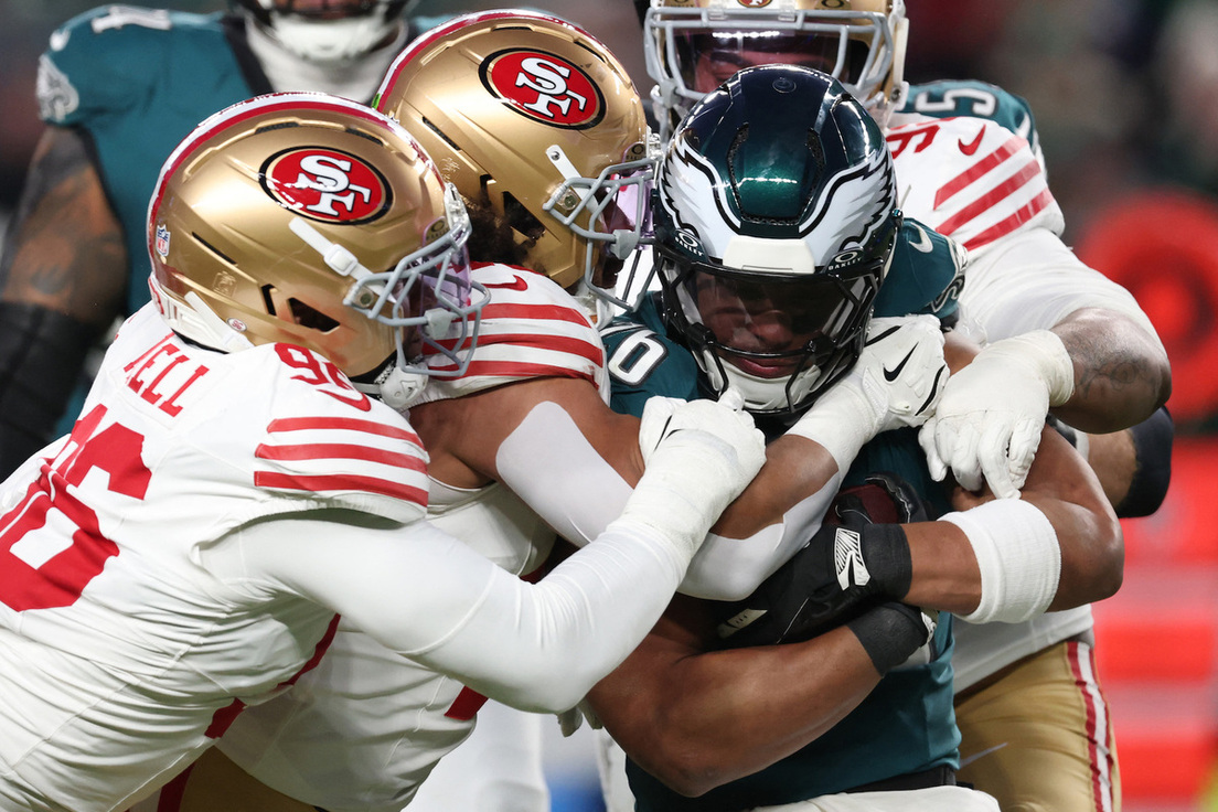 Tres defensores de San Francisco frenan a Saquon Barkley, el atacante más peligroso de los Eagles.