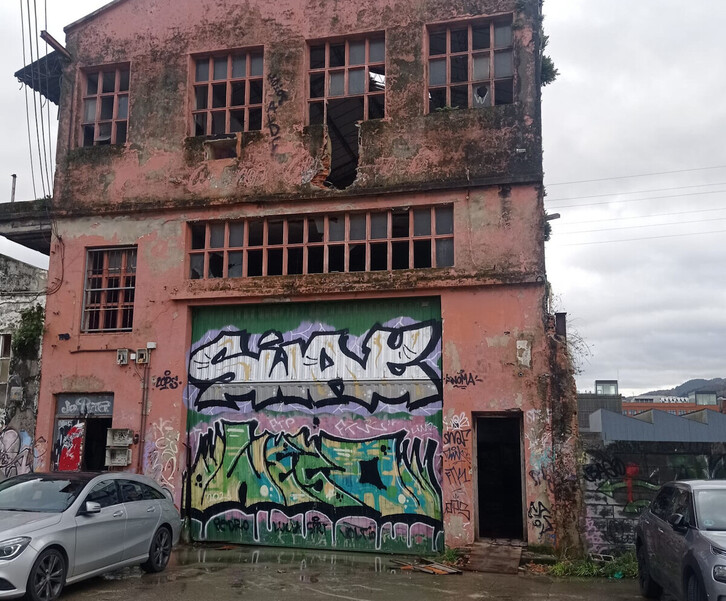 Pabellón abandonado en Zorortzaurre donde pernoctan varias personas sin hogar.