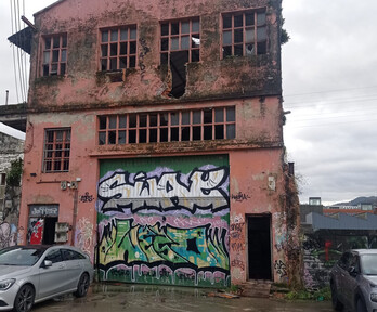 Pabellón abandonado en Zorortzaurre donde pernoctan varias personas sin hogar.