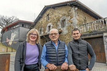 Petritegiko hiru belaunaldi -Otañotar Ainara, Joakin eta Argoitz-, 500 urte bete dituen baserri zaharraren aurrean.