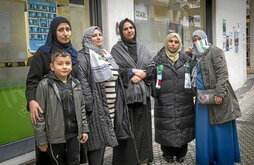 De izquierda a derecha, Hanaa Abu Alees con su hijo, Tahreer Abujami, Wafa Aumar Sobih, Nahla AS Ismail y Jehan Elghnajy, frente a la sede de CEAR en Euskadi en Donostia.