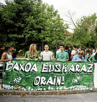 Baxoa euskaraz egitea galdegiteko egindako manifestazio baten artxiboko argazkia.
