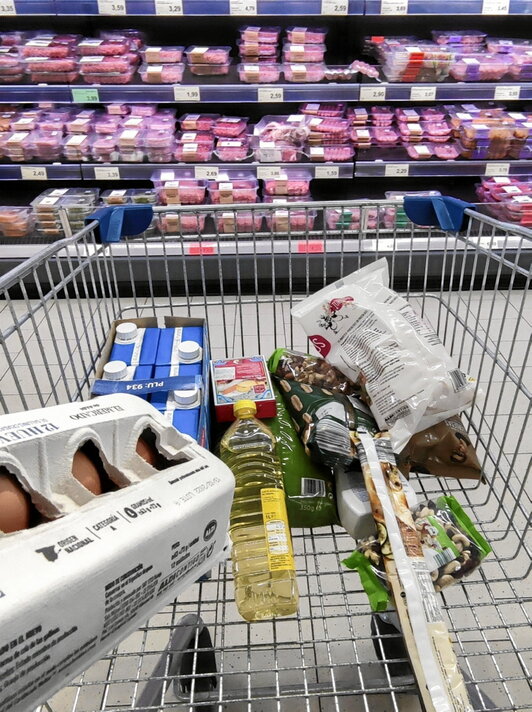 Productos en el carro de un consumidor.