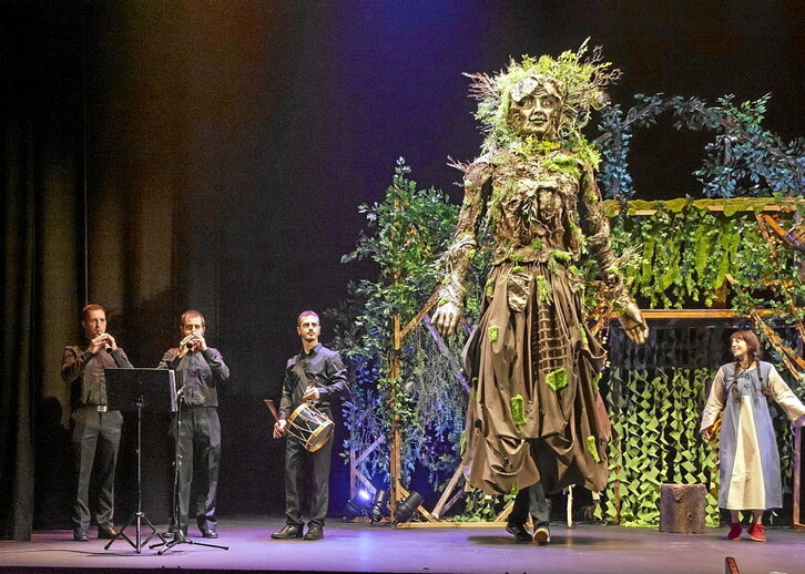 Los gaiteros de la Txantrea y un gigante, sobre el escenario.