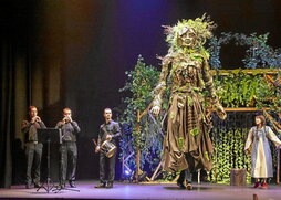 Los gaiteros de la Txantrea y un gigante, sobre el escenario.