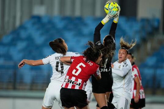 Olatz Santana se hace con un balón aéreo junto a Rocío y Valero en el partido de Liga F entre Athletic y Real Madrid.