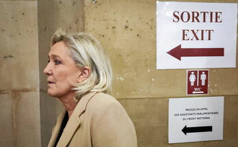 Marine Le Pen se dirige a la sala de audiencias de París en la que ayer comenzó su juicio.