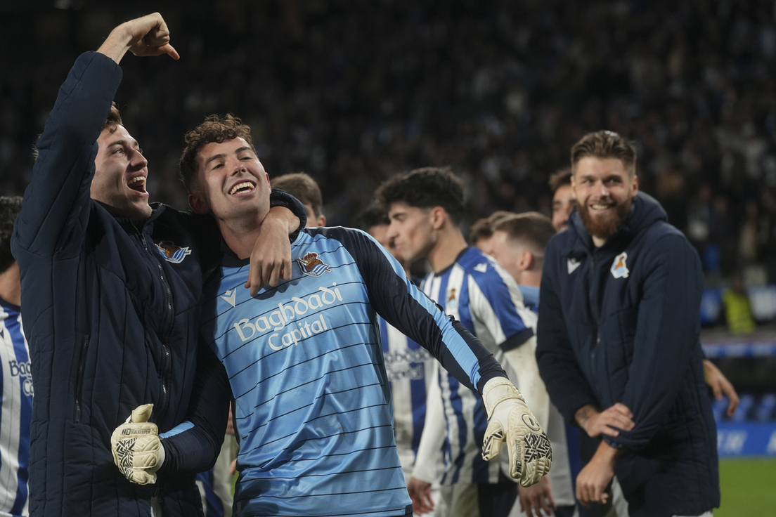 Marrero, felicitado por sus compañero al final del encuentro.