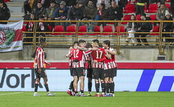 Jugadores del Athletic celebrando el decisivo penalti anotado por Unai Gómez.