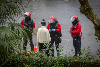 Ertzainak abenduan Donostian egindako kaleratze batean. 