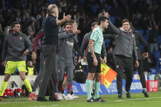 Lisci da instrucciones a los suyos en Anoeta, junto a Matarazzo.