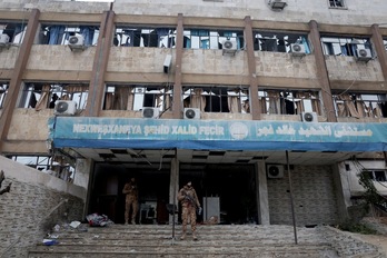 Soldados del Gobierno islamista sirio controlan los accesos al hospital Khaled Fajr en Alepo.