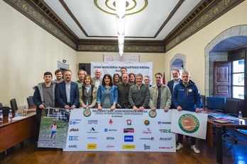 Muguerza Kroseko aurkezpenean, antolatzaile eta babesleak, Elgoibarko Udaletxean.