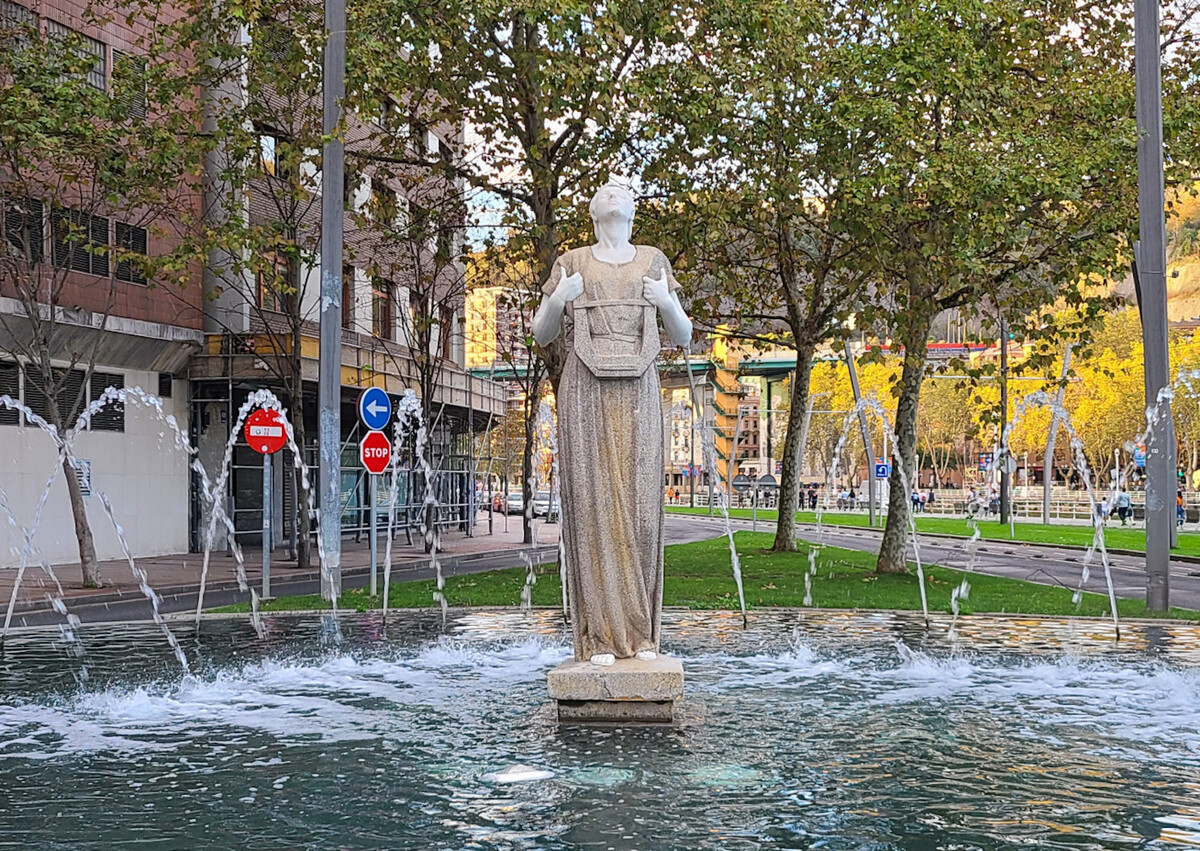 Estatua ‘Melpómene’ realizada por Enrique Barros en honor a Arriaga, expuesta ahora en el paseo Uribitarte. (Asier ROBLES)