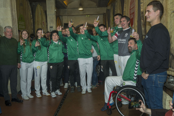 Euskal Selekzioko pilotariek egin dute topa Petritegin.