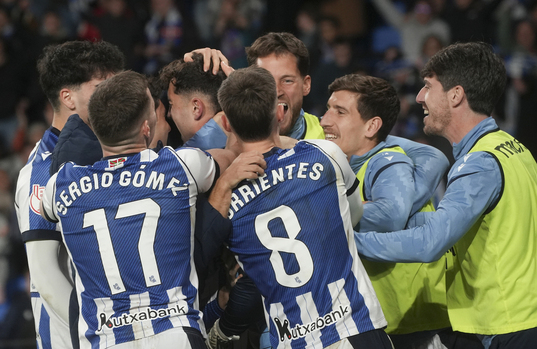 Los jugadores realistas, entre ellos Remiro, felicitan a Marrero tras parar el penalti decisivo a Catena.