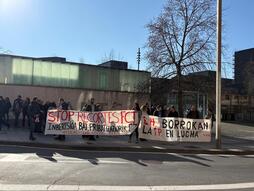 Concentración de las fuerzas sindicales ante el Parlamento de Nafarroa.
