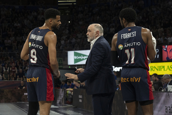 Pablo Laso da indicaciones a Tim Luwawu-Cabarrot y Trent Forrest.
