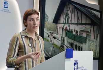 La concejala Izar Hernando, ante una imagen del albergue La Sirena. 