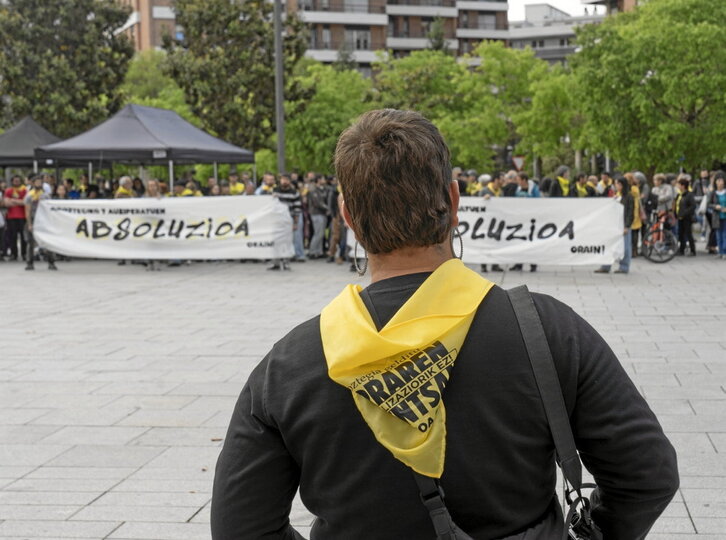 Una de las encausadas, ante una concentración de apoyo ante el Palacio de Justicia.