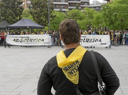 Una de las encausadas, ante una concentración de apoyo ante el Palacio de Justicia.