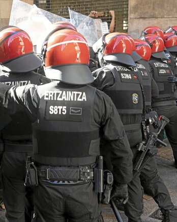 Ertzaintzaren operatibo bat Bilbon.