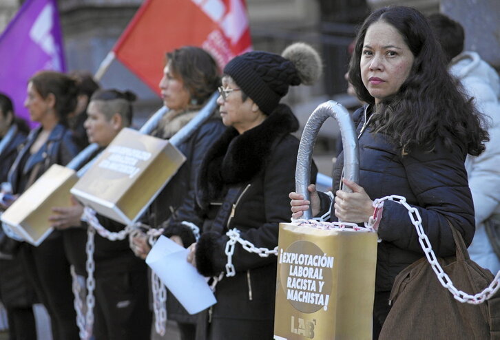 LAB se concentró ante la Diputación de Bizkaia, a la que considera responsable última.