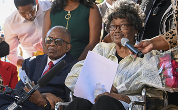 Claudette Colvin, junto al abogado de derechos civiles Fred Gray, el 26 de octubre de 2021 en Montgomery, Alabama.