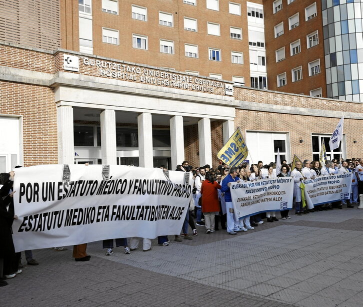 Protesta de médicos este miércoles ante el hospital de Cruces.