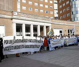Protesta de médicos este miércoles ante el hospital de Cruces.