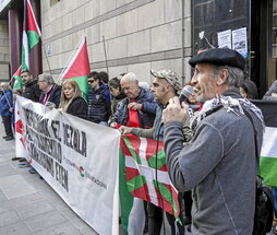 Herritarrek babesa eman zieten atxilotuei.