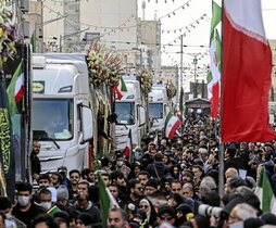 Iraníes asisten a los funerales de los miembros de las fuerzas de seguridad fallecidos.