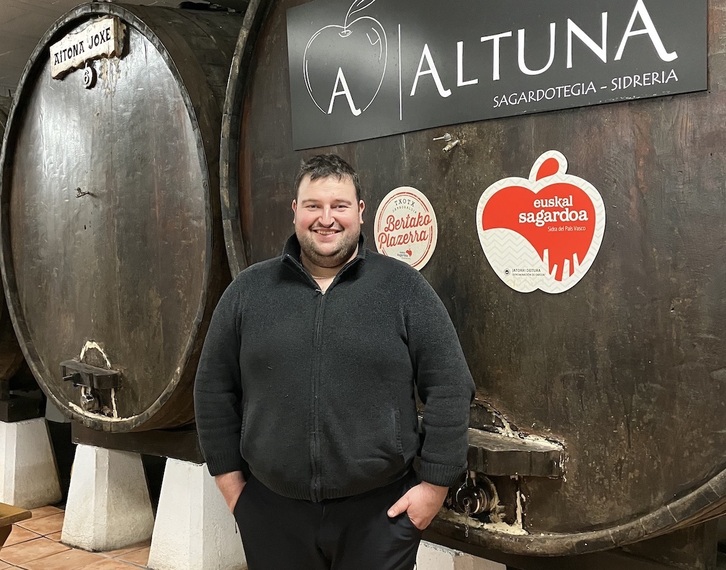Xabier Altuna, Euskal Sagardoaren zigilua daramaten upelen ondoan.