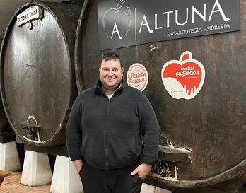 Xabier Altuna, Euskal Sagardoaren zigilua daramaten upelen ondoan.
