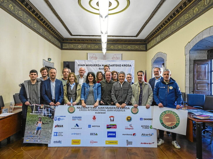 Juan Muguerza Kroseko antolatzaile eta babesleak, Elgoibarko Udaletxean.