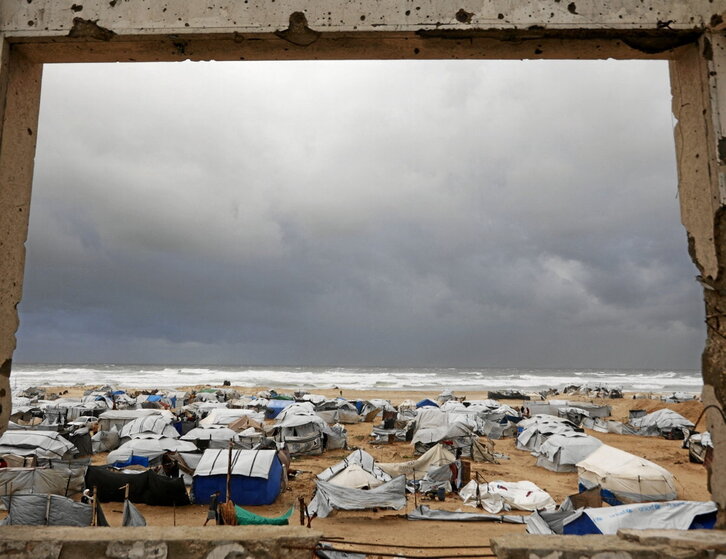 Tiendas de campaña en las que se refugian familias desplazadas en Ciudad de Gaza.