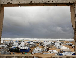 Tiendas de campaña en las que se refugian familias desplazadas en Ciudad de Gaza.