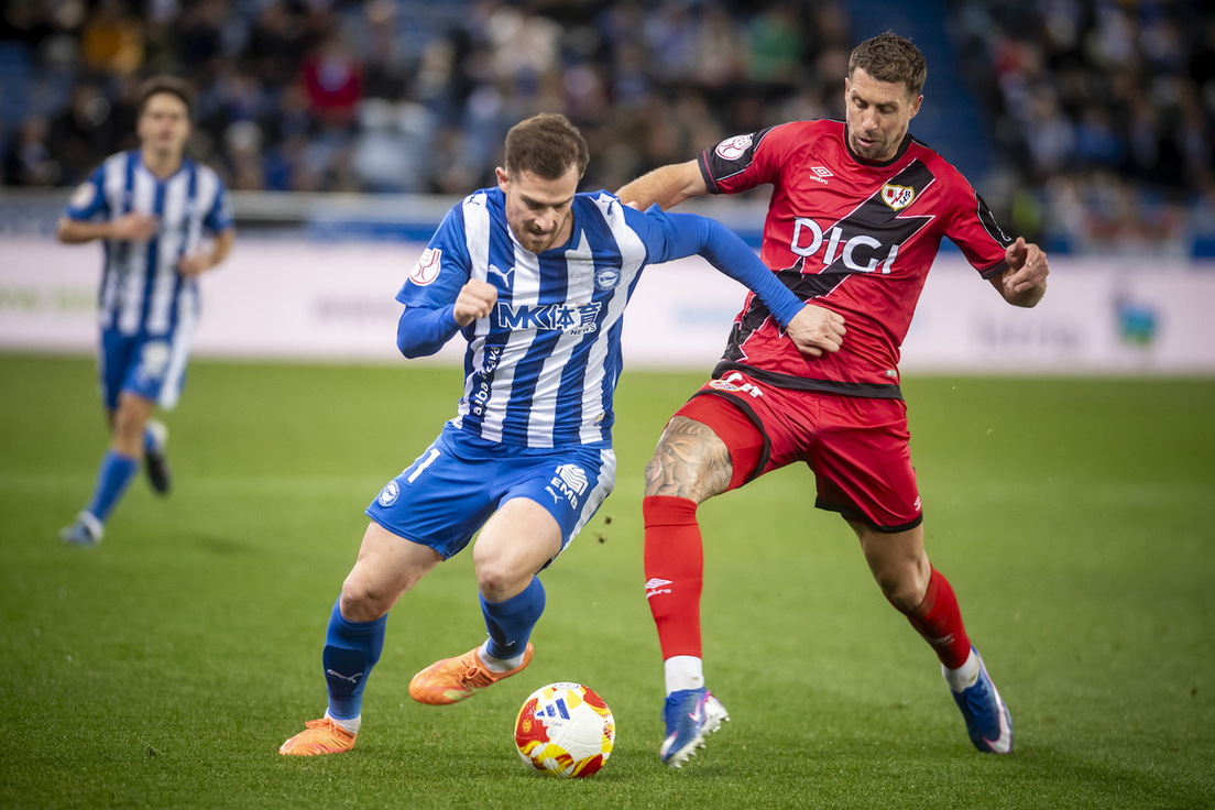 Toni Martínez, autor del primer gol, trata de zafarse del rayista Lejeune.