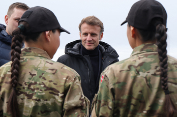 Macron junto a militares danesas el pasado verano en Groenlandia.
