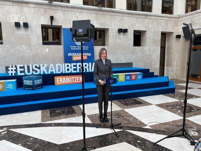 La portavos del Gobierno y consejera de Autogobierno, María Ubarretxena, ha comparecido en el atrio de Lehendakaritza.