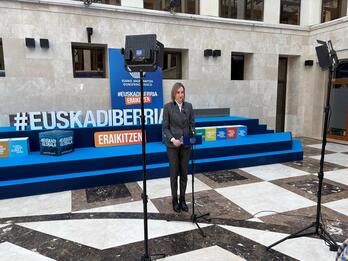 La portavos del Gobierno y consejera de Autogobierno, María Ubarretxena, ha comparecido en el atrio de Lehendakaritza.