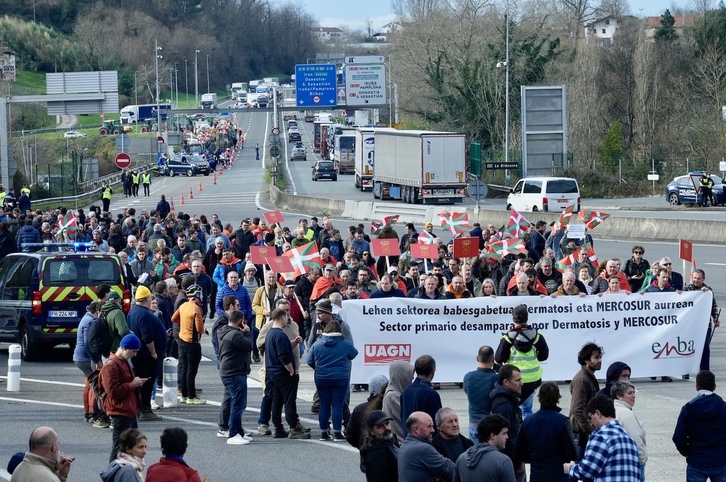 Abeltzain eta nekazarien protesta Behobia inguruan.