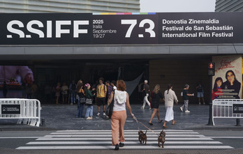 73. Zinemaldiko irudia, Kursaal atarian.