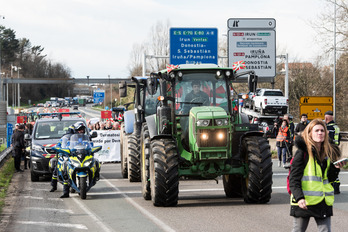 200 bat abeltzain batu dira Biriatun amaitu den protestara. Bazter batean eman ditu frantziar Poliziak, A63 zabalik atxikitzeko.