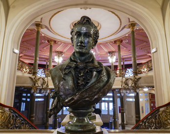 Busto de Juan Crisostomo Arriaga en la escalera principal del Teatro Arriaga de Bilbo.