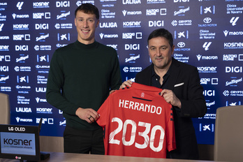 Herrando, con el director deportivo, Braulio Vázquez, en sala de prensa este jueves.