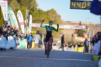 Mirari Gotxik atzetik aurrerako bidea egin zuen lasterketa irabazteko