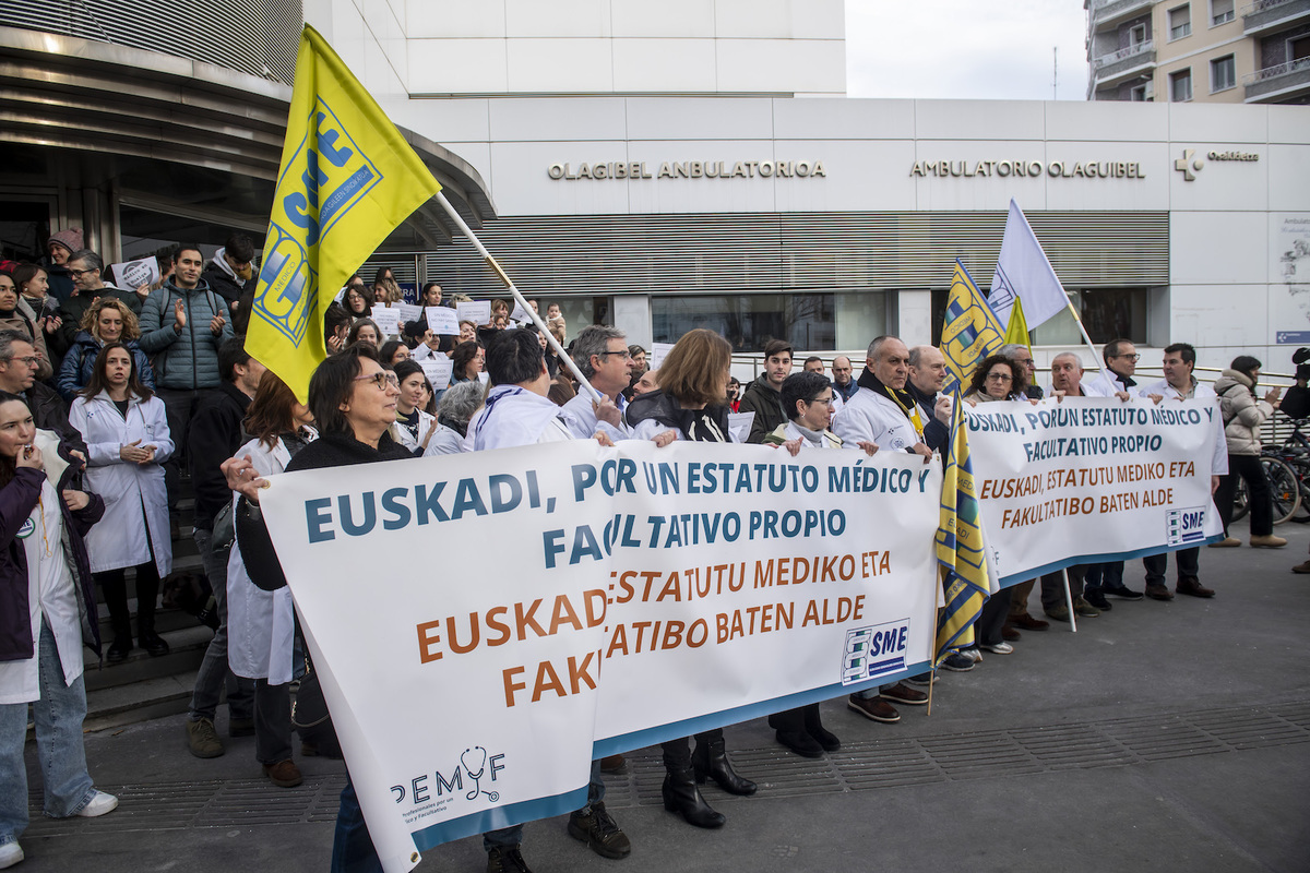 Protesta de los médicos este jueves ante el centro de salud de Olagibel, en Gasteiz. (Jaizki FONTANEDA/FOKU)